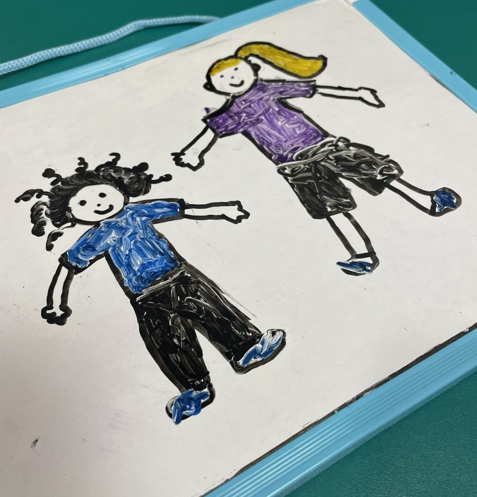 terapeuta trabajando motricidad fina con niño en Sevilla